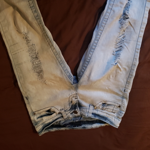 Distressed womens jean - Picture 3 of 9